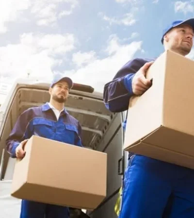 Equipo de mudanza transportando cajas en una oficina durante un traslado corporativo